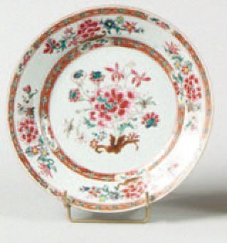 null CHINE Assiette à décor polychrome des émaux de la famille rose au centre d'un...