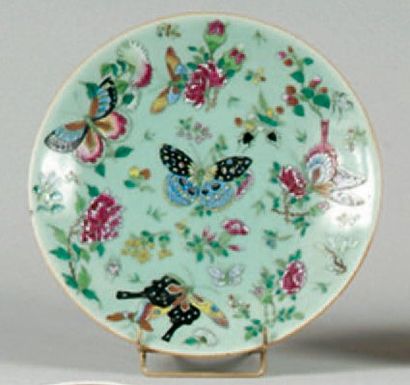 null CHINE Plat rond à décor polychrome de papillon et fleurs sur fond céladon. XIXe...