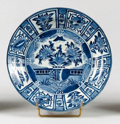 null JAPON Assiette à décor en camaïeu bleu dans le style des porcelaines chinoises...