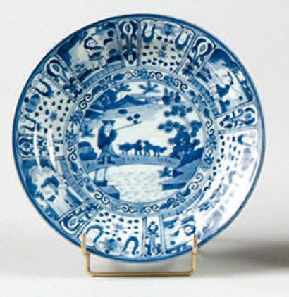 null JAPON Assiette à décor en camaïeu bleu dans le style des porcelaines de Chine...