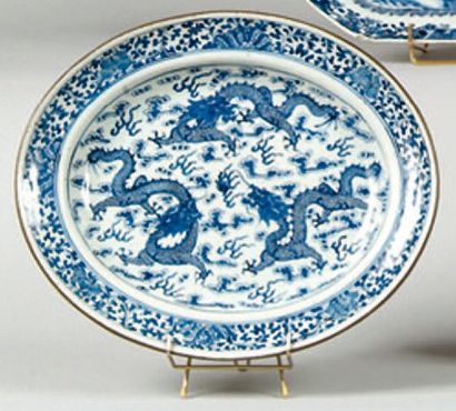 null CHINE Plat ovale à décor en camaïeu bleu de trois dragons dans les nuages et...