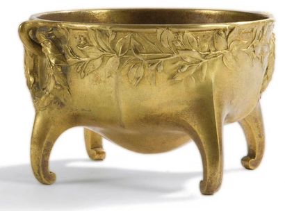 null Léon KANN (1859-1925)
Coupe quadripode en bronze doré à décor de baies feuillagées...