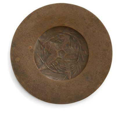 null Edgar BRANDT (1880-1960)
Plat circulaire en bronze, retravaillé en partie au...