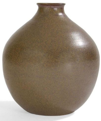 null Auguste DELAHERCHE (1857-1940)
Vase bursaire à col annulaire très légèrement...