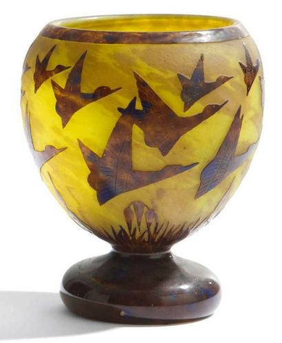 null LE VERRE FRANÇAIS
Halbrans, circa 1924-27
Vase ovoïde à large col annulaire...