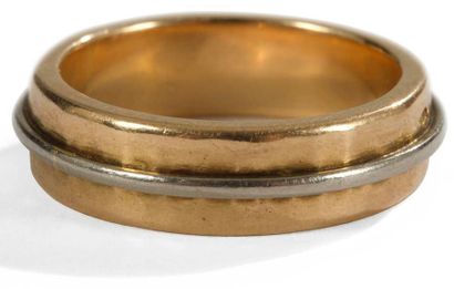 null Jean DESPRÉS (1889-1980)
Bague moderniste.
L’anneau à surface martelée en or...