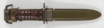 U.S.A Quatre poignards-baïonnettes modèle M4 pour carabine USM1. Trois poignées en...