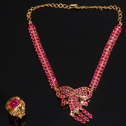null Demi-parure en or rose comprenant: un collier serti de pierres roses et une...