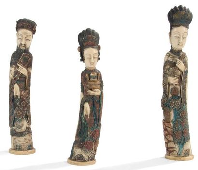 CHINE - XXe siècle Ensemble de trois statuettes dont deux jeunes femmes et un homme...