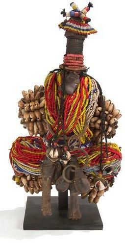 null NAMJI (Cameroun) Poupée de fertilité. Corps en bois sculpté dissimulé sous un...