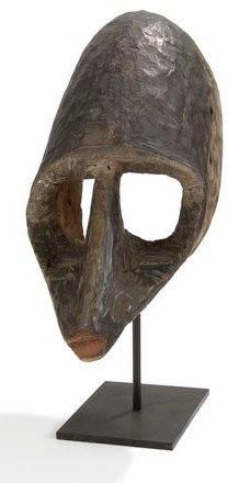 null MUMUYE (Nigeria) Masque. Masque casque de forme élancée anthropo-zoomorphe,...