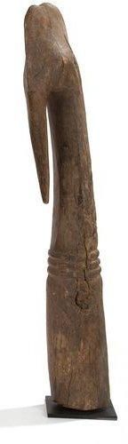 null YUNGUR/BANA (Nigeria) Poteau en bois. Effigie d'ancêtre à barbe pointue, scarifications...