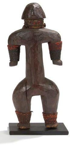 null NAMJI (Cameroun) Poupée rituelle. Les bras et les jambes écartés du corps, nudité...