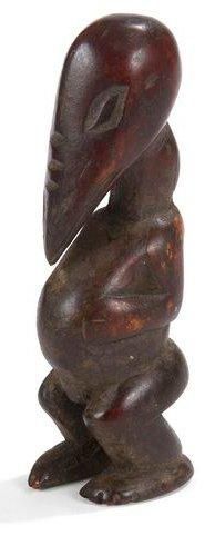 null BAMILEKE (Cameroun) Statuette de divination. «Mu Po» en ivoire à patine brun...