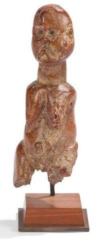 null BAMILEKE (Cameroun) Statuette. En ivoire, patine brun rouge, traces de kaolin,...