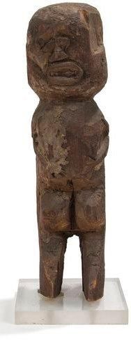null TIKAR (Cameroun) Statuette. Sculpture très primitive, les bras ramenés sur le...