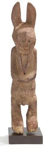 null MAMA (Nigeria) Statuette masculine, les bras ramenés sur le ventre, barbe proéminente,...