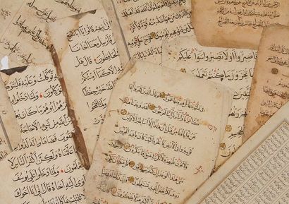 null Sept pages de Corans divers, deux pages de manuscrits religieux et une page...