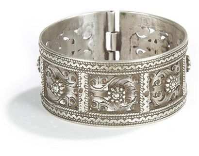 null Cinq bracelets en argent, Aurès, fin XIXe siècle Une paire à décor appliqué...