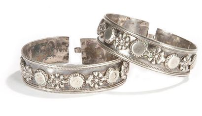 null Quatre bracelets à charnière en argent niellé, Aurès, fin XIXe siècle Une paire...
