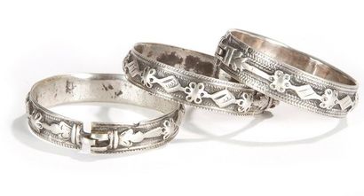 null Trois bracelets à charnière en argent, Aurès, XXe siècle. Décor appliqué de...