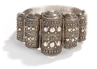 null Bracelet en argent filigrané orné de cinq cylindriques, Algérie, deb. XXe siècle...
