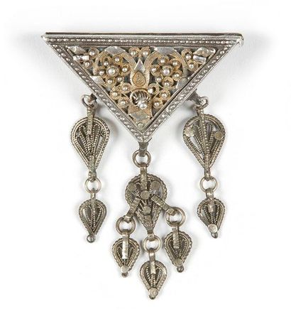 null Deux pendentifs, Balkans, fin XIXe siècle L?un en argent doré à décor filigrané...