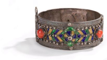 null Deux bracelets, une boîte talismanique et un pendentif en argent, Algérie, Grande...