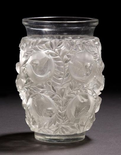 null René LALIQUE (1860-1945)
Bagatelle, modèle créé le 5 juin 1939
Vase en verre...
