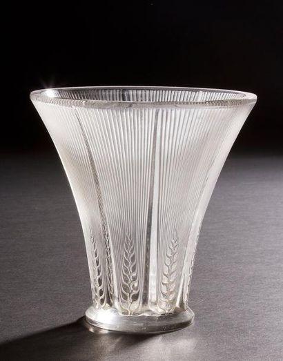 null René LALIQUE (1860-1945)
Épis, modèle créé le 31 juillet 1931
Vase en verre...