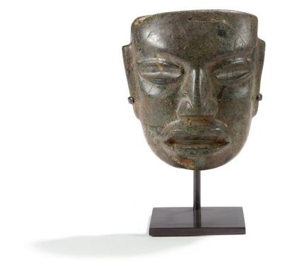 null Masque représentant un visage humain. On retrouve le style de Teotihuacan dans...