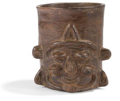 null Vase représentant le visage du Vieux dieu du feu. Terre cuite brune. Culture...