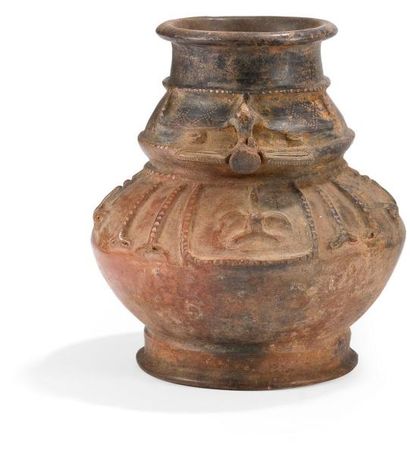 null Vase représentant un dignitaire aux traits stylisés. Culture Tairona, Colombie...