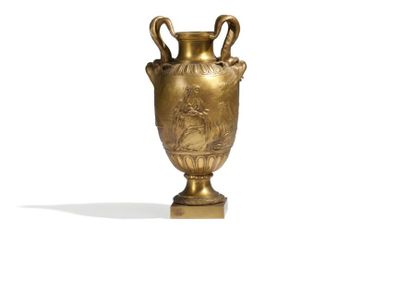 null Paire de vases en bronze doré à décor de scènes antiques, les anses en forme...