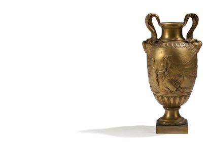 null Paire de vases en bronze doré à décor de scènes antiques, les anses en forme...