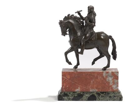 null Statue équestre en bronze à patine verte représentant Louis XIII; reposant sur...