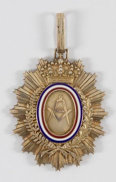null Médaille de la GLNF décernée à «Sir John Ferguson» en 1929. Vermeil et émail....