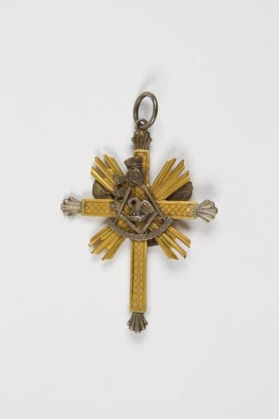 null Bijou de Chevalier Rose-croix en argent et vermeil. Croix latine rayonnante...