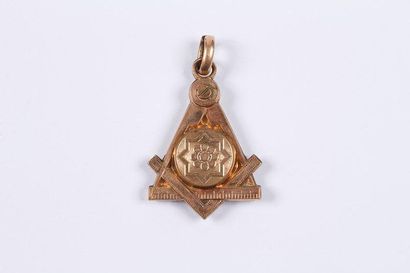 null Curieux bijou pendentif maçonnique composé du compas, équerre, et règle avec...