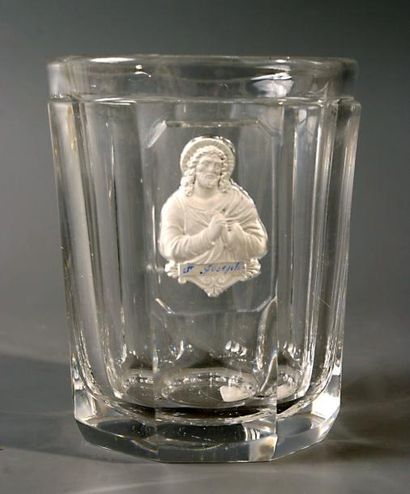 BACCARAT Gobelet en cristal moulé à côtes plates, orné du buste de saint Joseph....