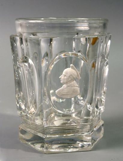 SAINT-LOUIS Gobelet en cristal moulé de pastilles ovales et bandeau de filets, orné...