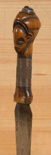 null PUNU (Gabon) Couteau. Superbe petit couteau, le manche décoré d'un buste féminin...