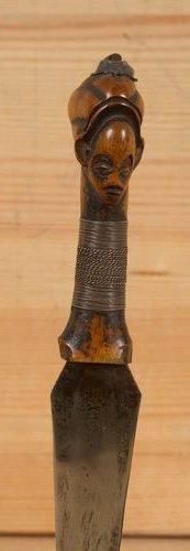 null PUNU (Gabon) Couteau. Superbe petit couteau, le manche décoré d'un buste féminin...