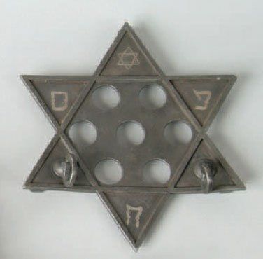 null Plaque de métal en forme d'étoile ajourée et gravée, pouvant être posée ou accrochée....