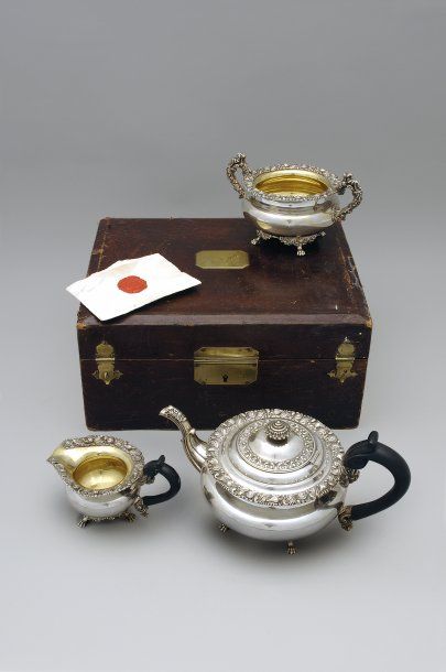 null Service à thé en argent ciselé (1819/1838) de trois pièces par ODIOT, dans un...