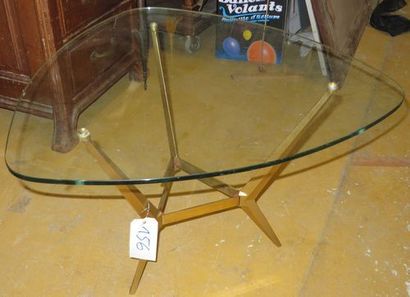 null Table basse, structure en laiton et plateau de verre, années 1960.