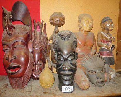 null Art africain. 4 sujets en bois sculpté, on y joint un masque en tôle et un masque...