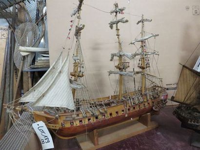 null Marine. 3 maquettes de voiliers de frégate du XVIIIe siècle, 2 trois-mâts et...