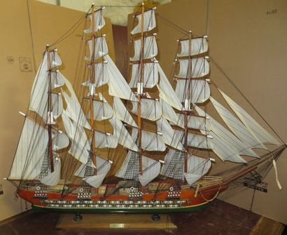 null Marine. 3 maquettes de voiliers de frégate du XVIIIe siècle, 2 trois-mâts et...