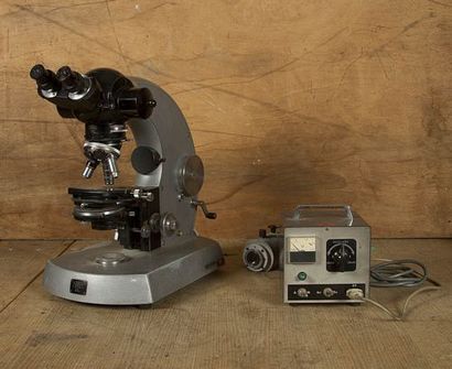 null Ensemble de 2 microscopes Leitz et Carl Zeiss, leur alimentation et leur boîte...